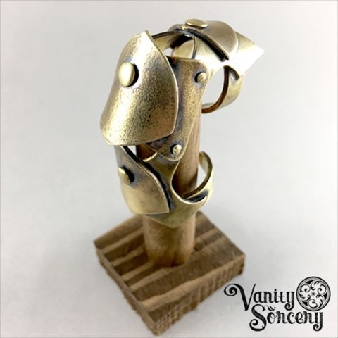 【Vanity Sorcery】真鍮アーマーリング -Triad Shields-（Sサイズ）