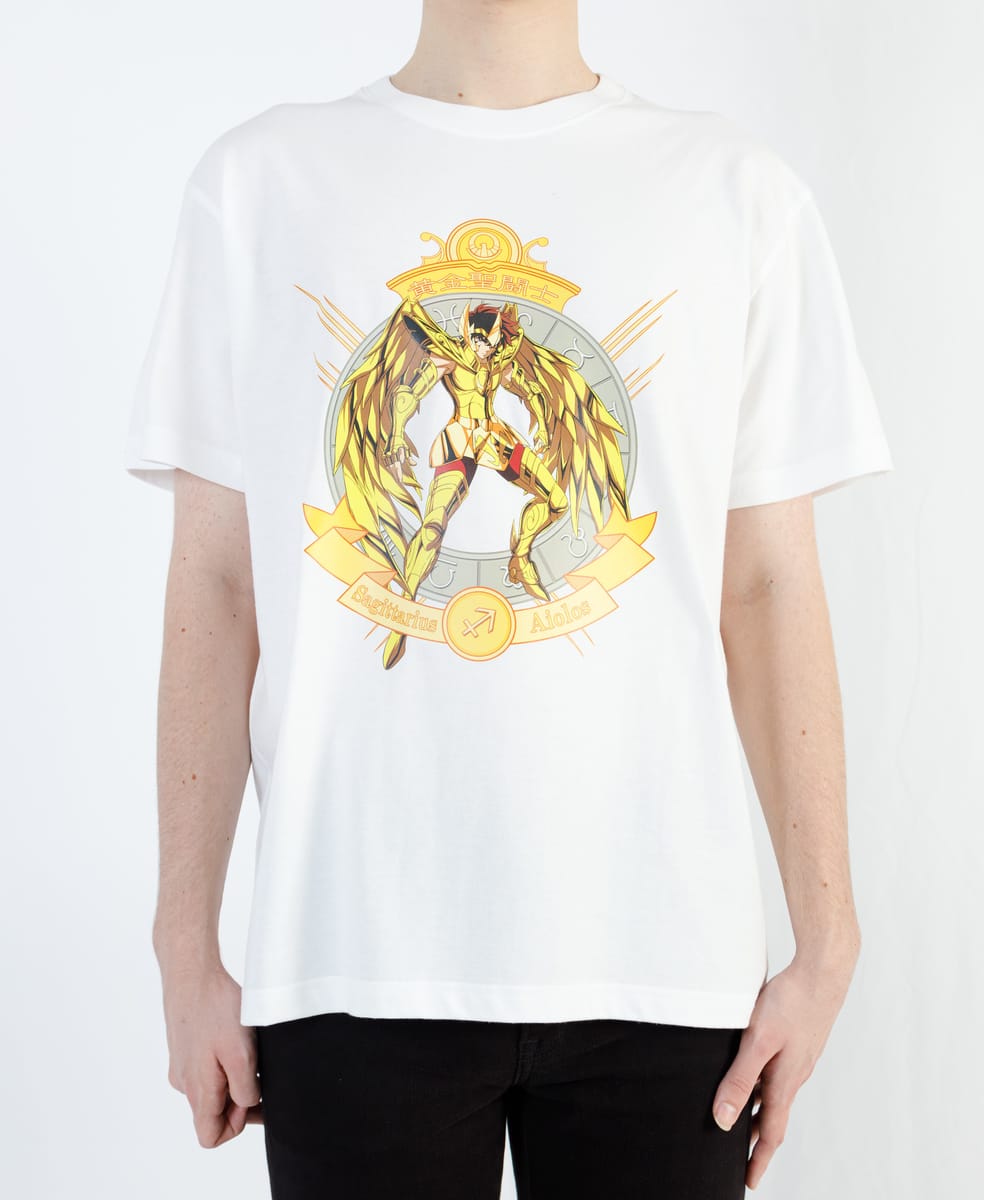 【聖闘士星矢】黄金ｻｼﾞﾀﾘｱｽのｱｲｵﾛｽTﾊｰﾃﾞｽ編/WHT/XL