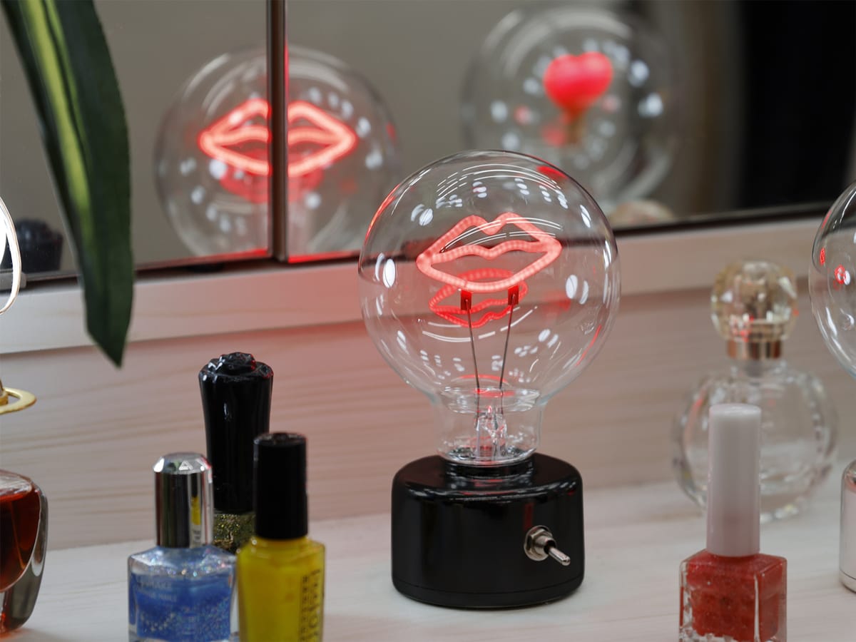 ＬＥＤ　ＢＵＬＢ　ＬＩＧＨＴ　Ｌｉｐ