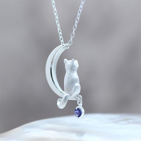 【GINNEZU】月と猫のシルバーペンダント（アイオライト）　※ギフトボックス付